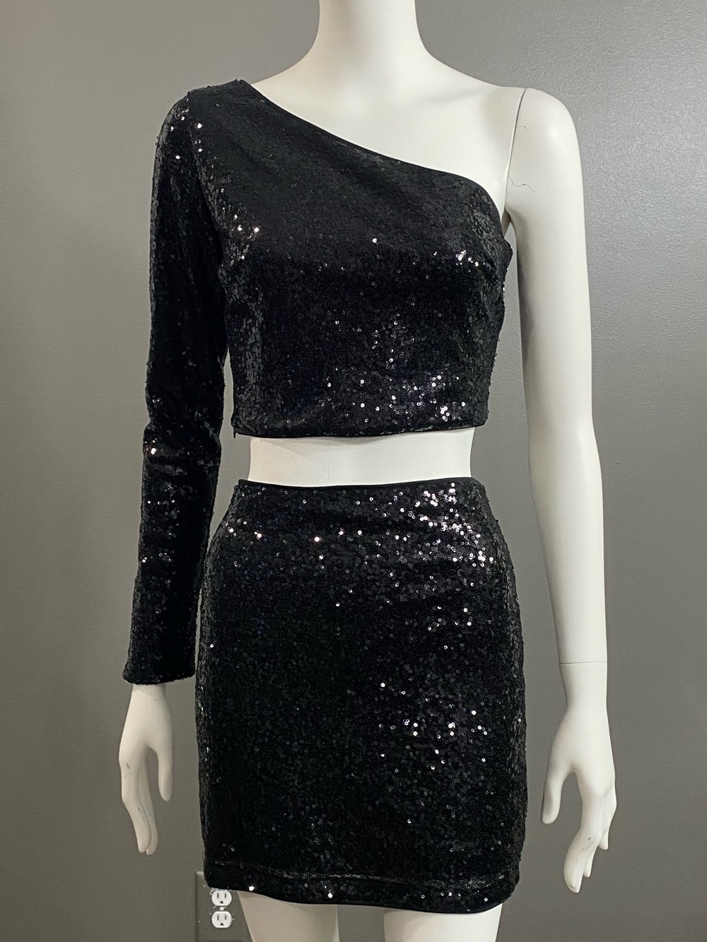 Lulu's Black Sequin One-Shoulder Crop Top & Mini Skirt Set Size Small